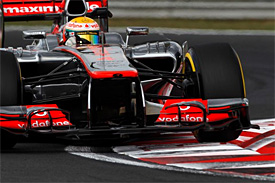Lewis pips Maldonado to Singapore pole