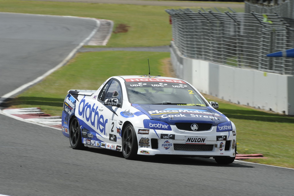 Hanley nets V8 Ute title early after Pukekohe win