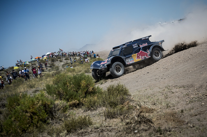 Another Dakar lead change sees Sainz hit the front