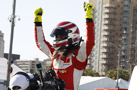 Piquet Jr dominates Long Beach ePrix