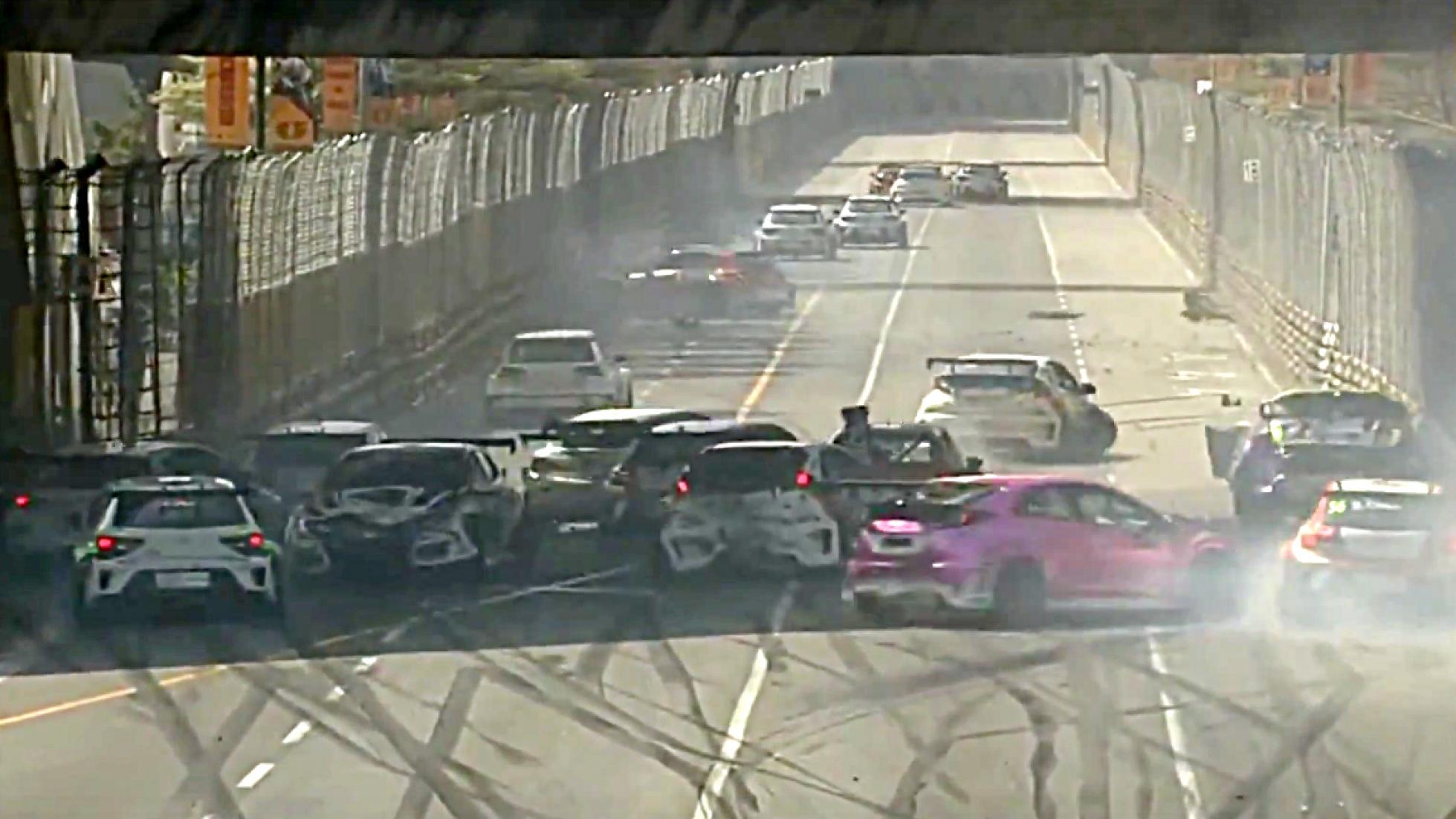CRASH OF THE WEEK: TCR traffic jam in crazy start chaos at Macau
