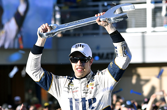 Keselowski wins Vegas despite penalty